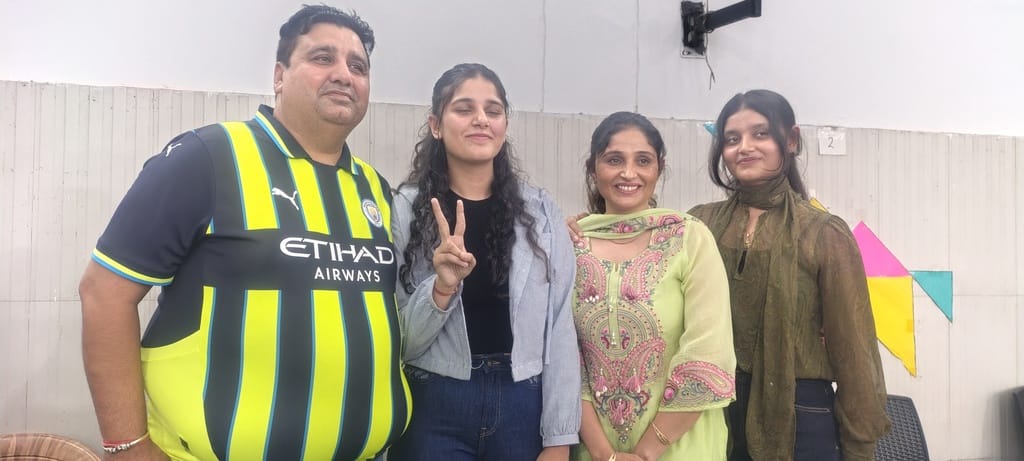 बुढ़ाना। लविश की मिठाई खिलाते पिता हारूण अली। स्रोत परिजन