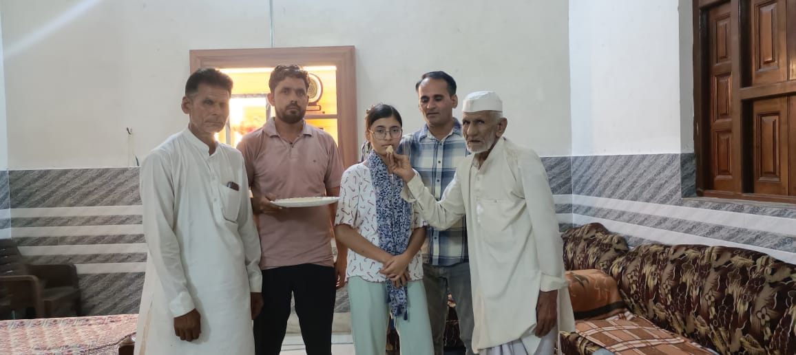 बुढ़ाना। लविश की मिठाई खिलाते पिता हारूण अली। स्रोत परिजन