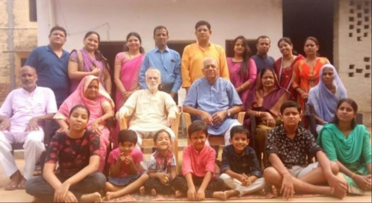 एटा के घंटाघर निवासी निर्मला राठी और उनका परिवार के सदस्य। स्रोत स्वयं एटा के घंटाघर निवासी निर्मला राठी और उनका परिवार के सदस्य। स्रोत स्वयं