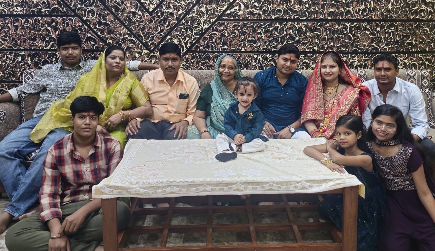 एटा के घंटाघर निवासी निर्मला राठी और उनका परिवार के सदस्य। स्रोत स्वयं एटा के घंटाघर निवासी निर्मला राठी और उनका परिवार के सदस्य। स्रोत स्वयं