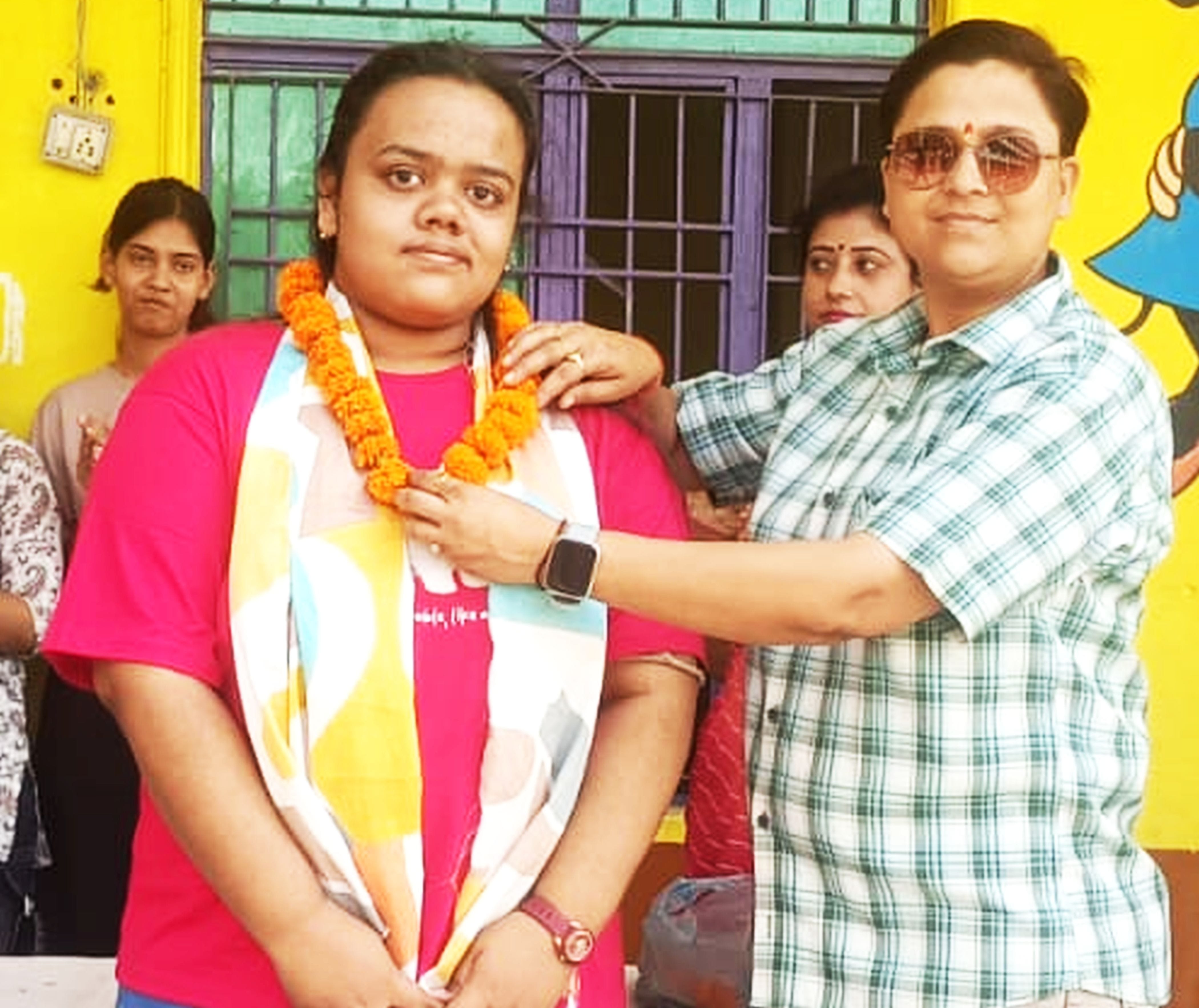 फोटो-09-टापर छात्रा का सम्मानित करते स्कूल के शिक्षक। संवाद फोटो-09-टापर छात्रा का सम्मानित करते स्कूल के शिक्षक। संवाद