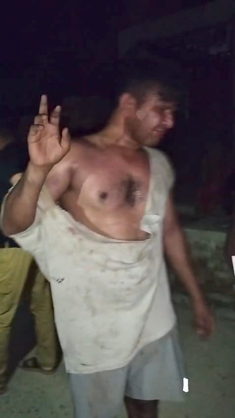 फोटो-53 पुलिस हिरासत में खड़ा सिपाही पर हमला करने का आरोपी। संवाद