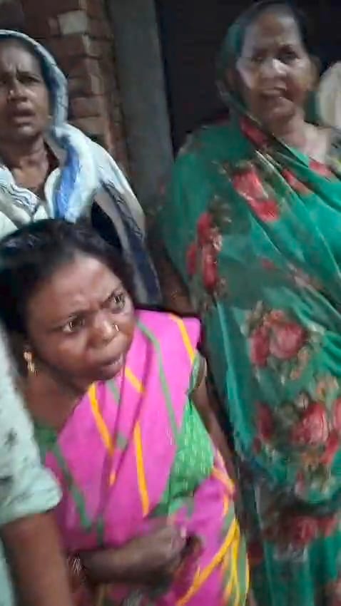 फोटो-53 पुलिस हिरासत में खड़ा सिपाही पर हमला करने का आरोपी। संवाद