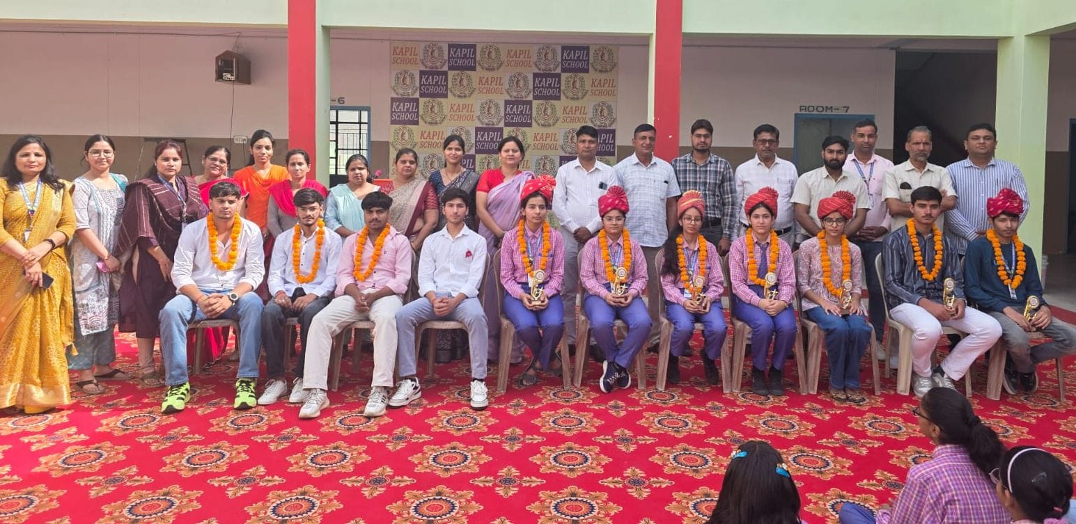 फोटो संख्या:68- सीबीएसई द्वारा आयोजित 12वीं के परीक्षा में उर्तीण अरावली स्कूल के विद्यार्थी स्