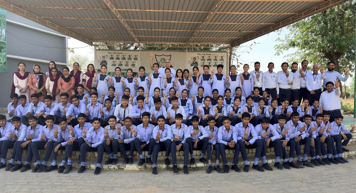 फोटो संख्या:68- सीबीएसई द्वारा आयोजित 12वीं के परीक्षा में उर्तीण अरावली स्कूल के विद्यार्थी स्