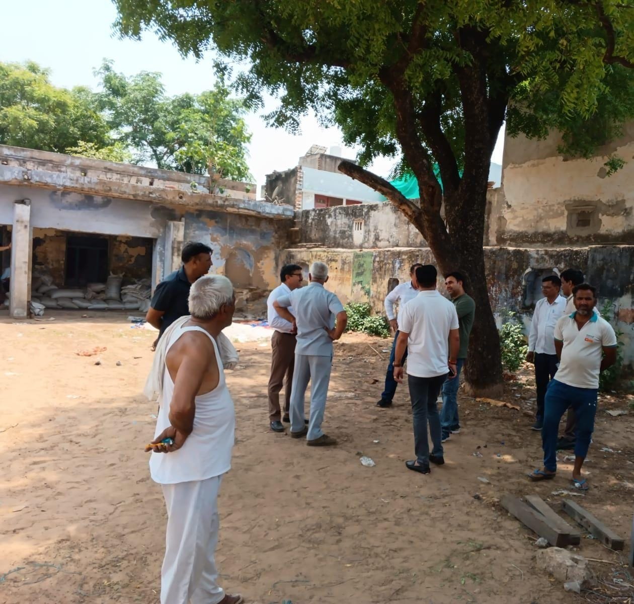 फोटो संख्या:84- मुख्यमंत्री उडनदस्ते की टीम की ओर से गांव सुंदरह के एक गोदाम में छापेमारी के दौ फोटो संख्या:84- मुख्यमंत्री उडनदस्ते की टीम की ओर से गांव सुंदरह के एक गोदाम में छापेमारी के दौ