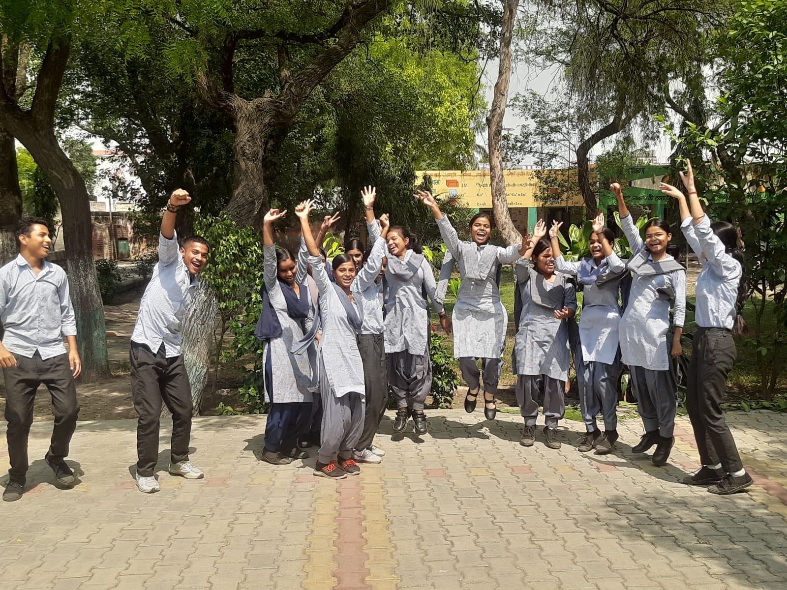 फोटो : सोनीपत के हिंदू ग्रीन हाई स्कूल, मलिकपुर में तीसरे स्थान पर रही मुस्कान को मिठाई खिलाते