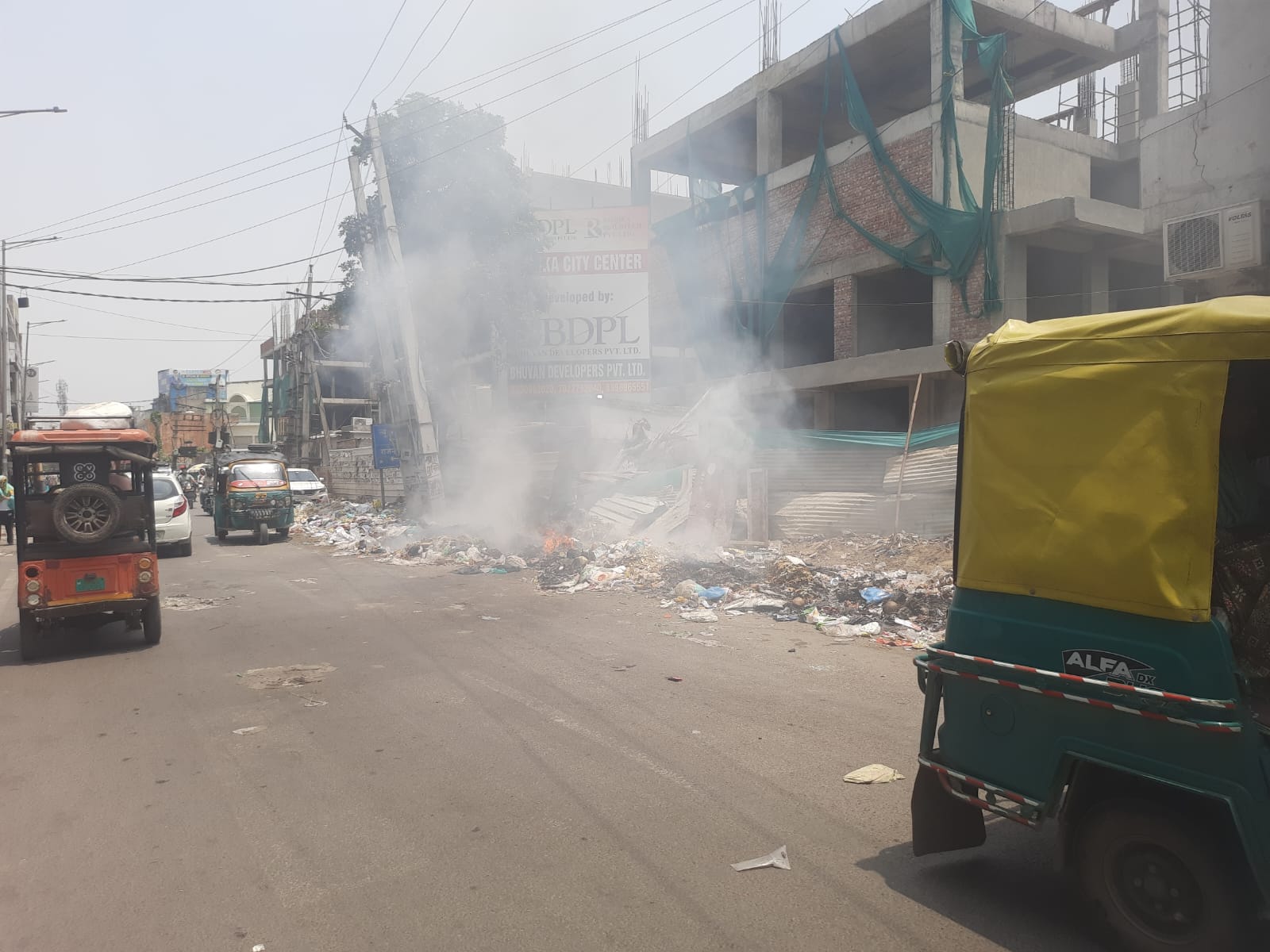 फोटो : सोनीपत नगर निगम कार्यालय में धरने पर नारेबाजी करते सफाई कर्मचारी। संवाद फोटो : सोनीपत नगर निगम कार्यालय में धरने पर नारेबाजी करते सफाई कर्मचारी। संवाद