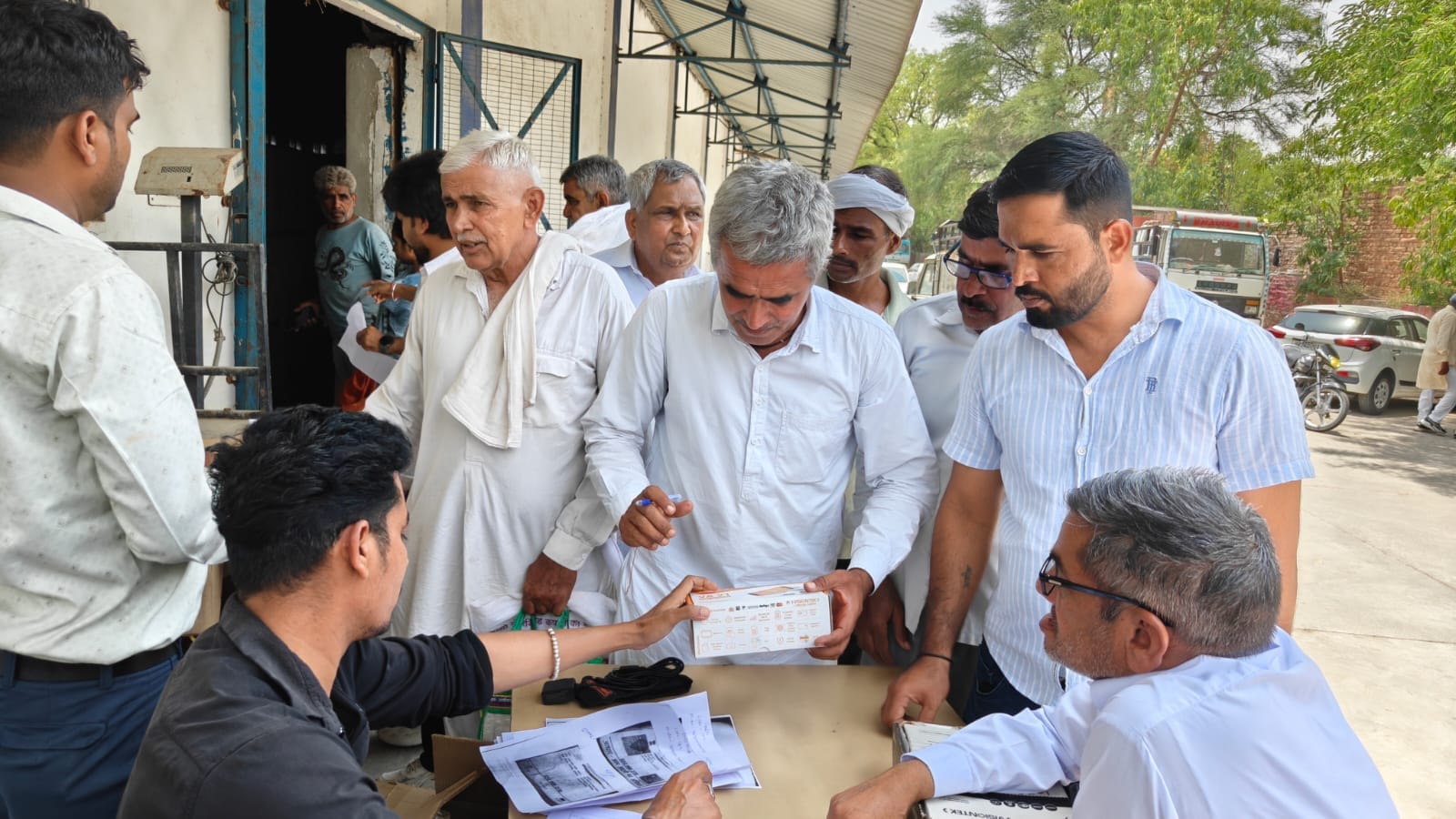 फतेहाबाद के सिरसा रोड पर विभाग के गोदाम में जमा करवाने के लिए तोल कांटे लेकर आया डिपो होल्डर। स फतेहाबाद के सिरसा रोड पर विभाग के गोदाम में जमा करवाने के लिए तोल कांटे लेकर आया डिपो होल्डर। स