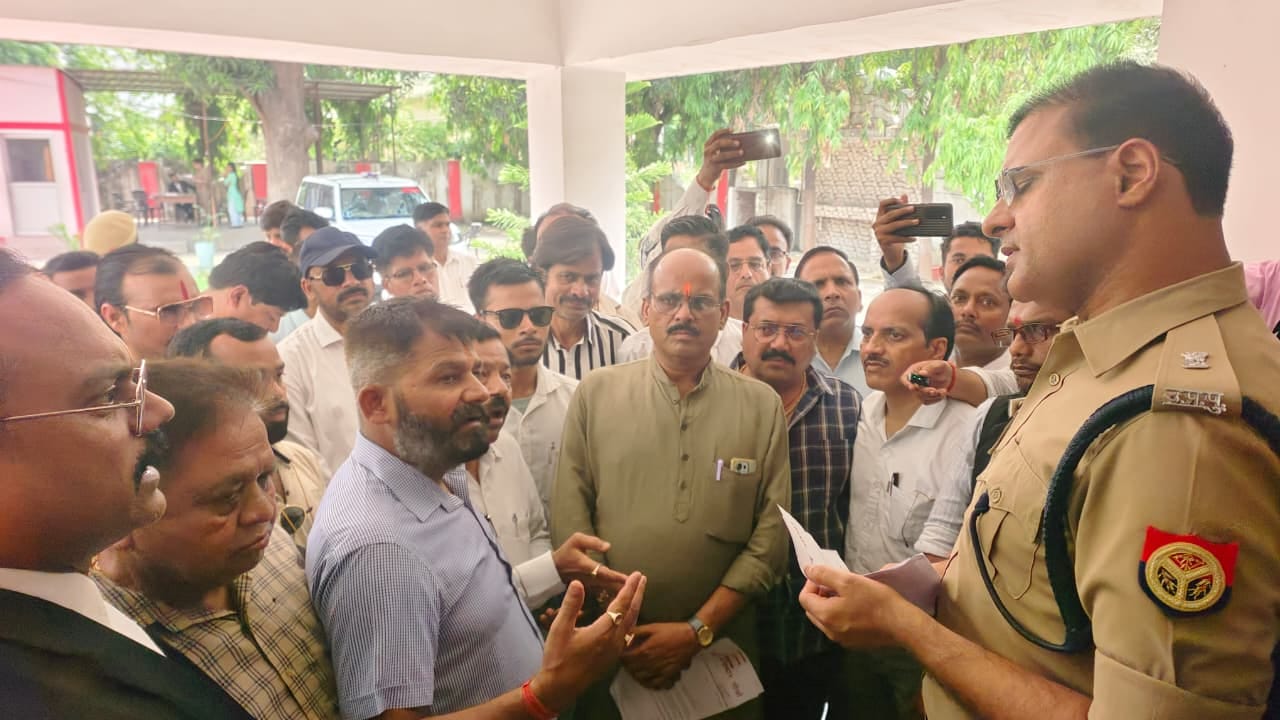 गोला में तहसीलदार को ज्ञापन देते ब्राह्मण समाज के लोग। स्रोत: संगठन