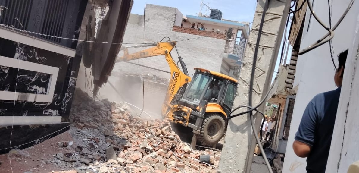गांव नंगौला में मकान के ध्वस्तीकरण की कार्यवाही के दौरान सपा कार्यकर्ता के हाथ पैर पकड़कर ले जात गांव नंगौला में मकान के ध्वस्तीकरण की कार्यवाही के दौरान सपा कार्यकर्ता के हाथ पैर पकड़कर ले जात