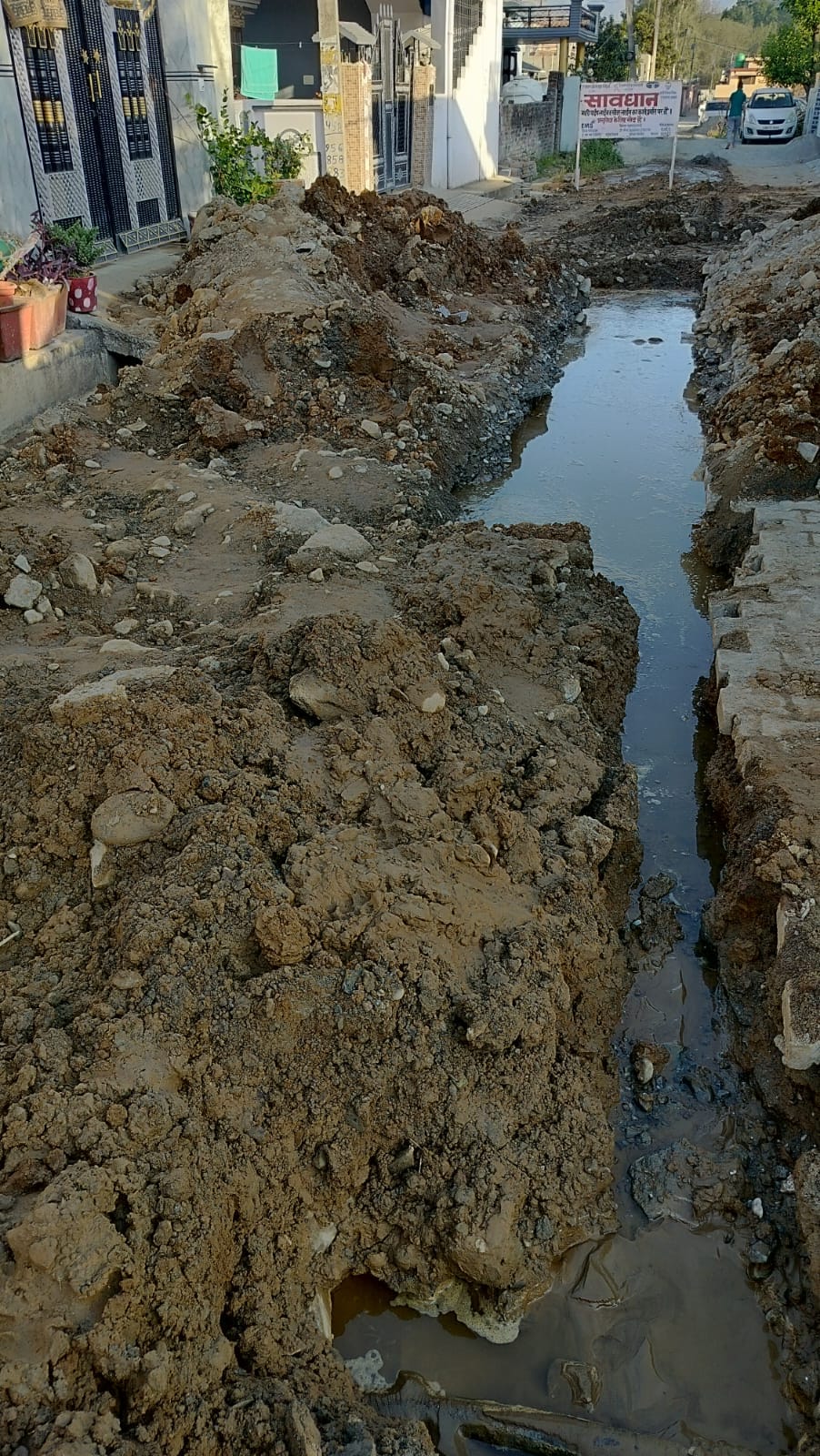 हरबर्टपुर के वार्ड नंबर सात विकासनगर मार्ग पर टूटी पेयजल लाईन से बहता पानी। संवाद