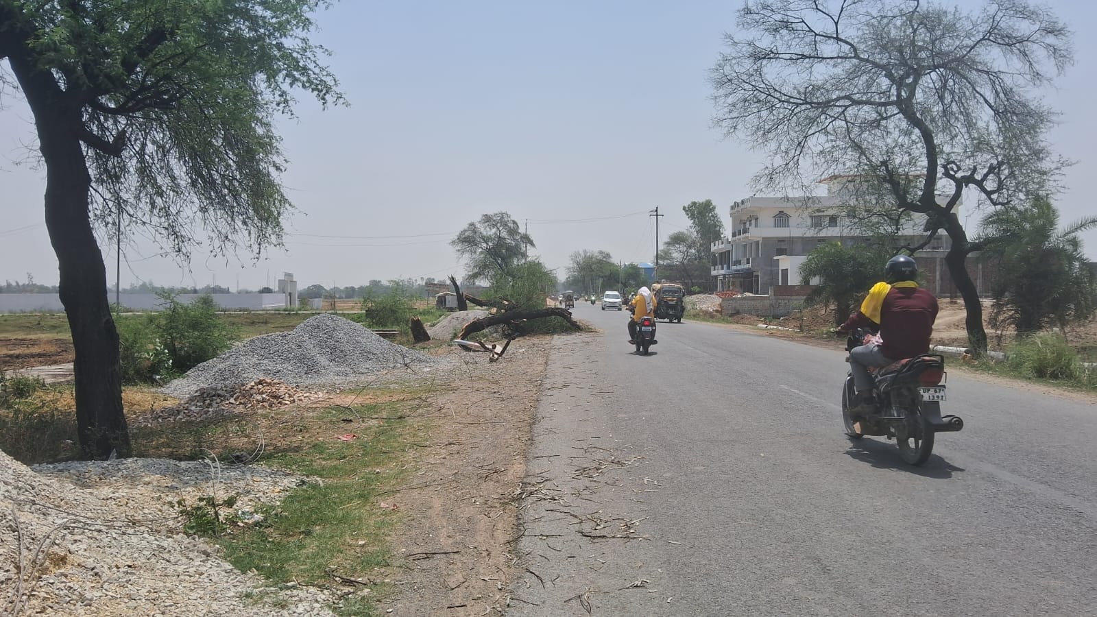 हाथीनाला क्षेत्र में आंधी तूफान से उखड़ा मकान टीनोट  । संवाद
