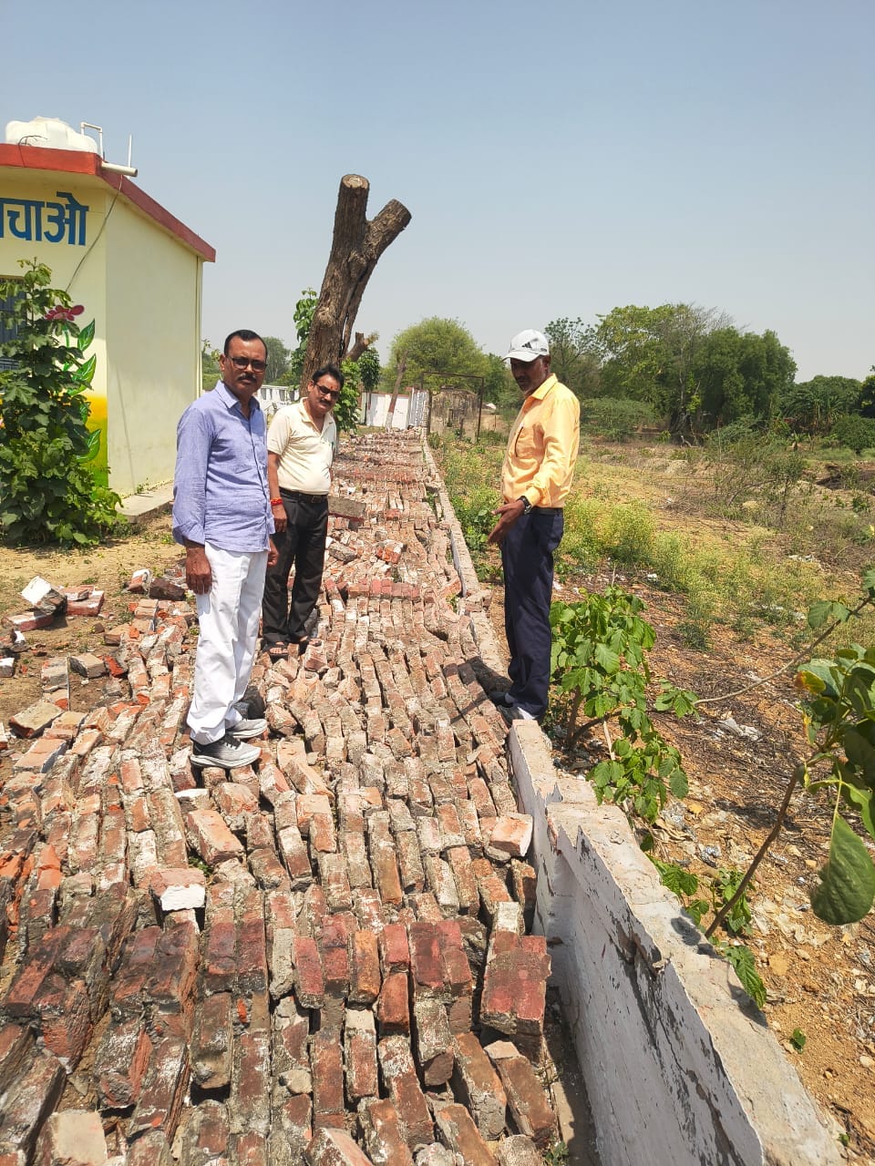 हाथीनाला क्षेत्र में आंधी तूफान से उखड़ा मकान टीनोट  । संवाद