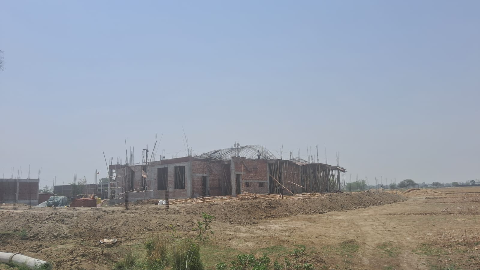 हाथीनाला क्षेत्र में आंधी तूफान से उखड़ा मकान टीनोट  । संवाद