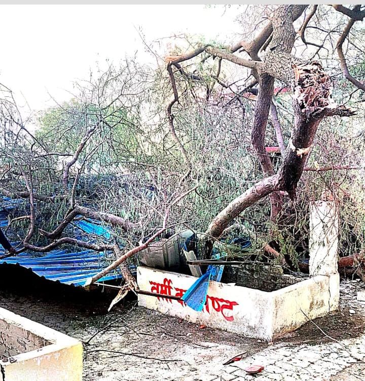 हाथीनाला क्षेत्र में आंधी तूफान से उखड़ा मकान टीनोट  । संवाद