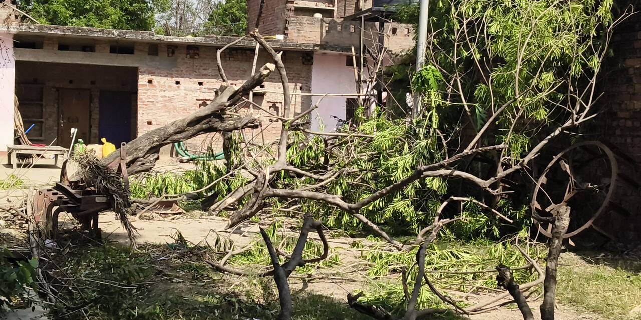 हाथीनाला क्षेत्र में आंधी तूफान से उखड़ा मकान टीनोट  । संवाद