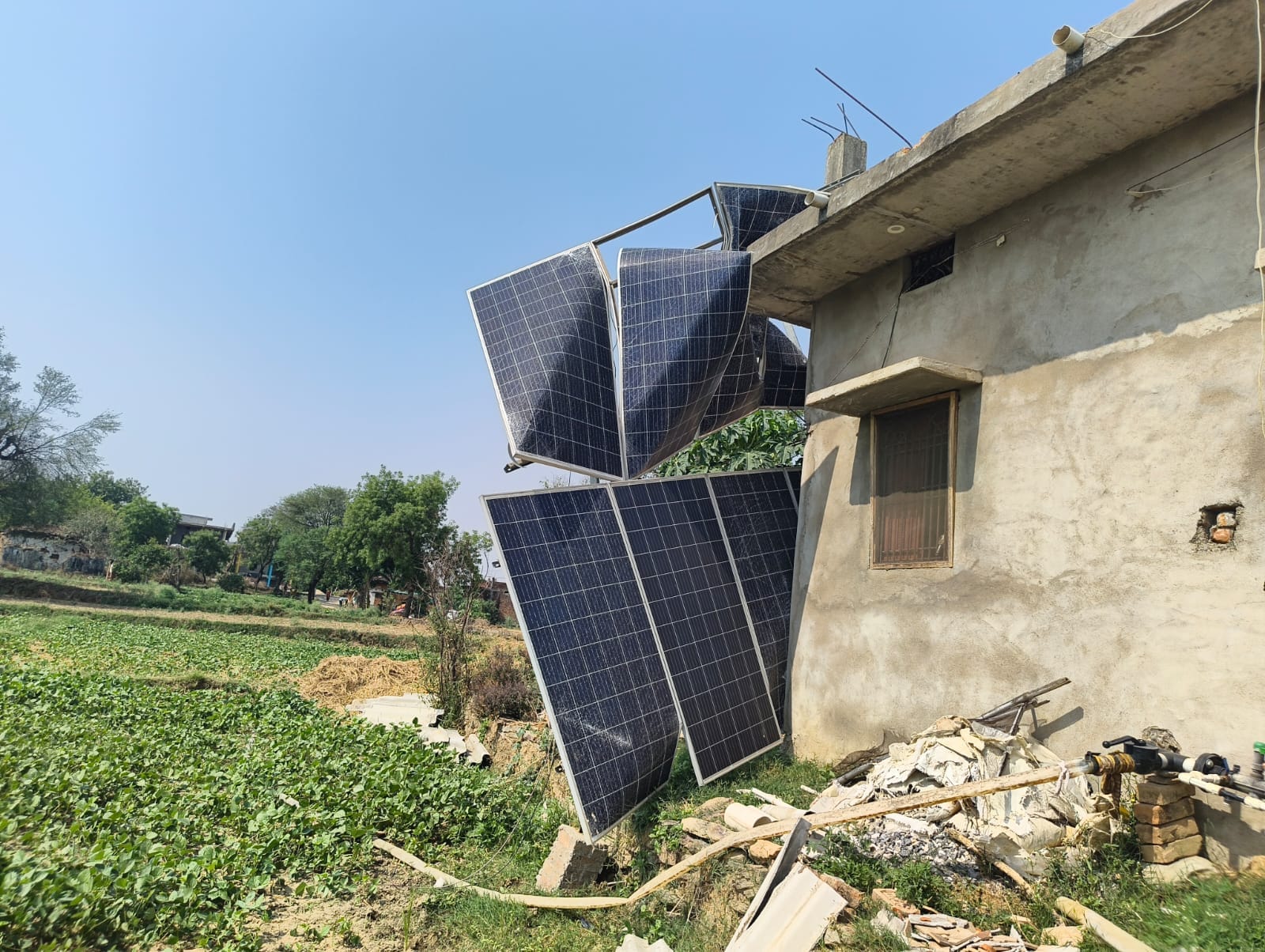 हाथीनाला क्षेत्र में आंधी तूफान से उखड़ा मकान टीनोट  । संवाद