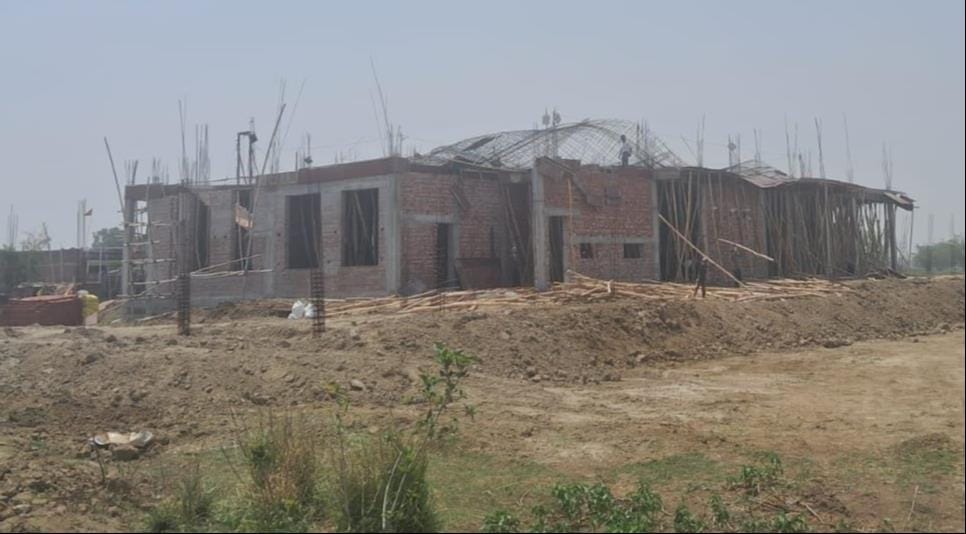 हाथीनाला क्षेत्र में आंधी तूफान से उखड़ा मकान टीनोट  । संवाद