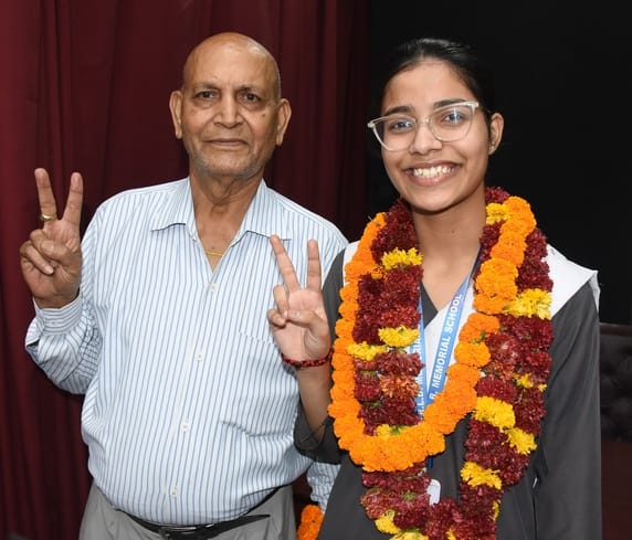 जश्न मनाते सीबीएसई 12वीं के मेधावी।