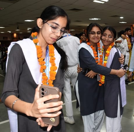 जश्न मनाते सीबीएसई 12वीं के मेधावी।