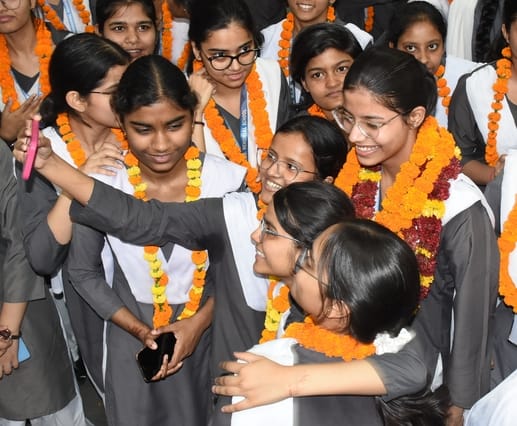 जश्न मनाते सीबीएसई 12वीं के मेधावी।