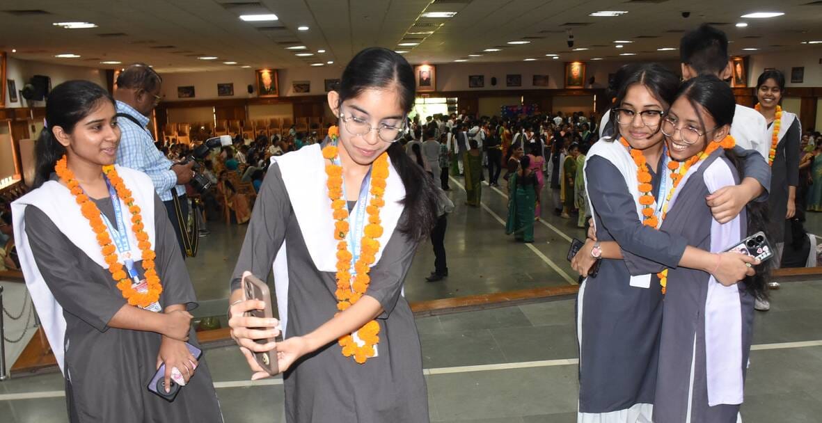 जश्न मनाते सीबीएसई 12वीं के मेधावी।