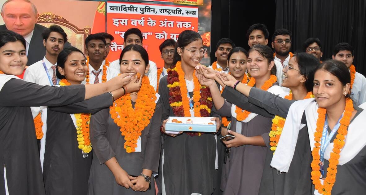 जश्न मनाते सीबीएसई 12वीं के मेधावी।