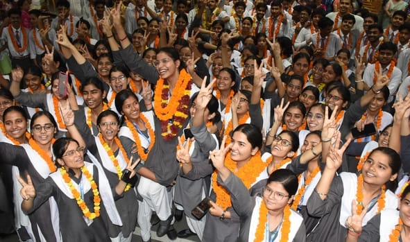 जश्न मनाते सीबीएसई 12वीं के मेधावी।