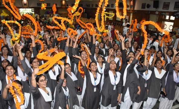 जश्न मनाते सीबीएसई 12वीं के मेधावी।
