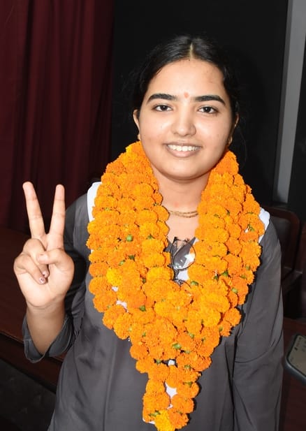 जश्न मनाते सीबीएसई 12वीं के मेधावी।