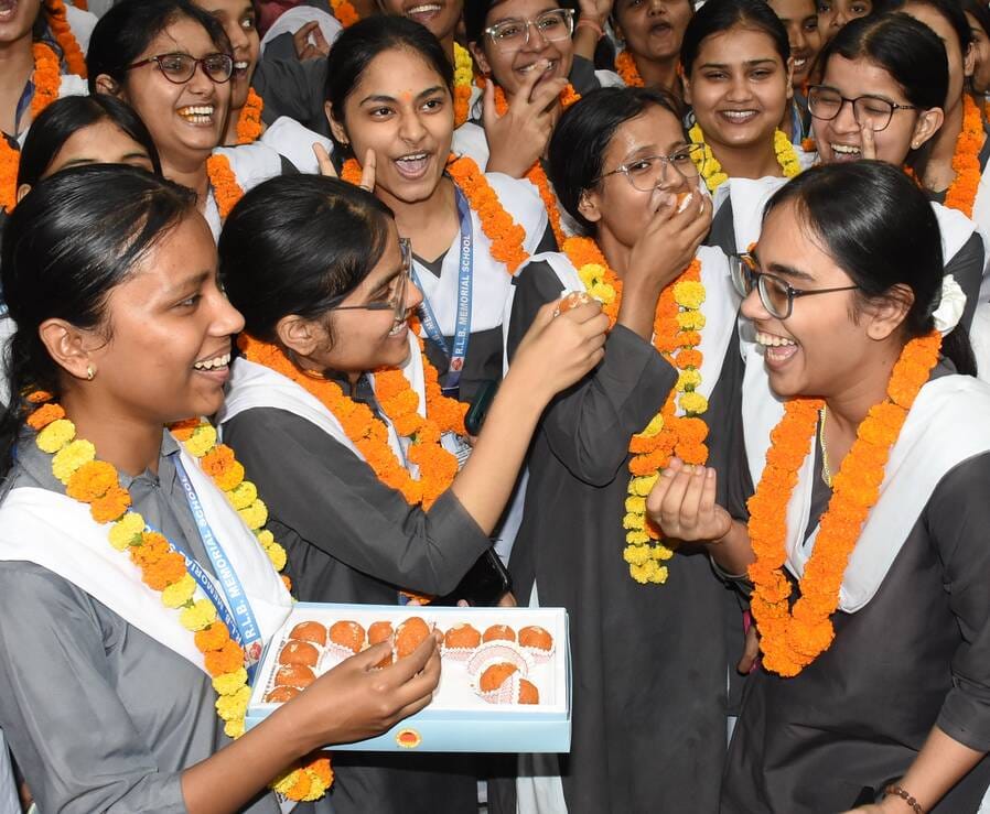 जश्न मनाते सीबीएसई 12वीं के मेधावी।