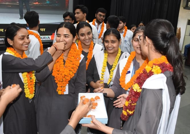 जश्न मनाते सीबीएसई 12वीं के मेधावी।