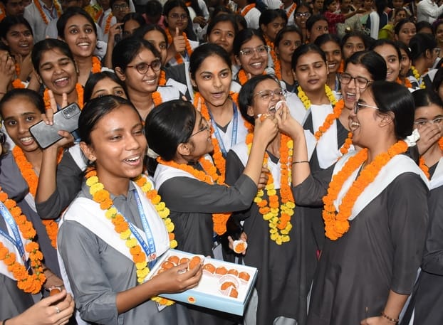जश्न मनाते सीबीएसई 12वीं के मेधावी।