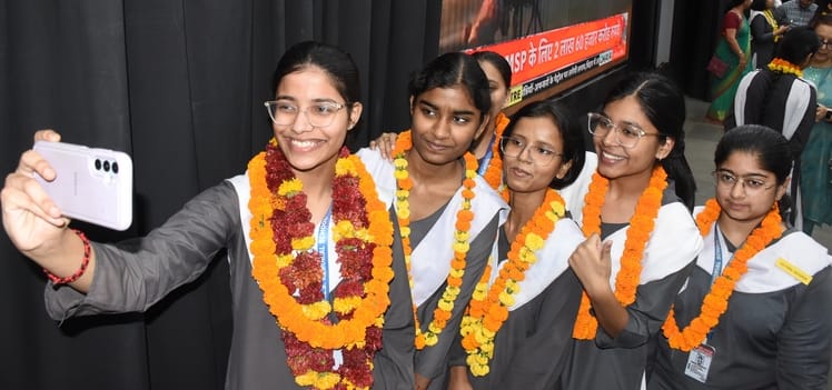 जश्न मनाते सीबीएसई 12वीं के मेधावी।