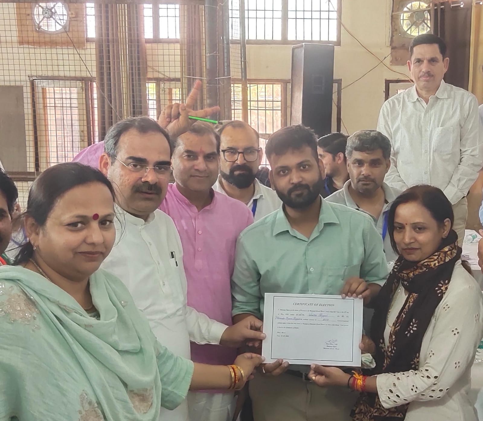 जीत हासिल करने पर खुशी जाहिर करतीं विनीता पीपल।