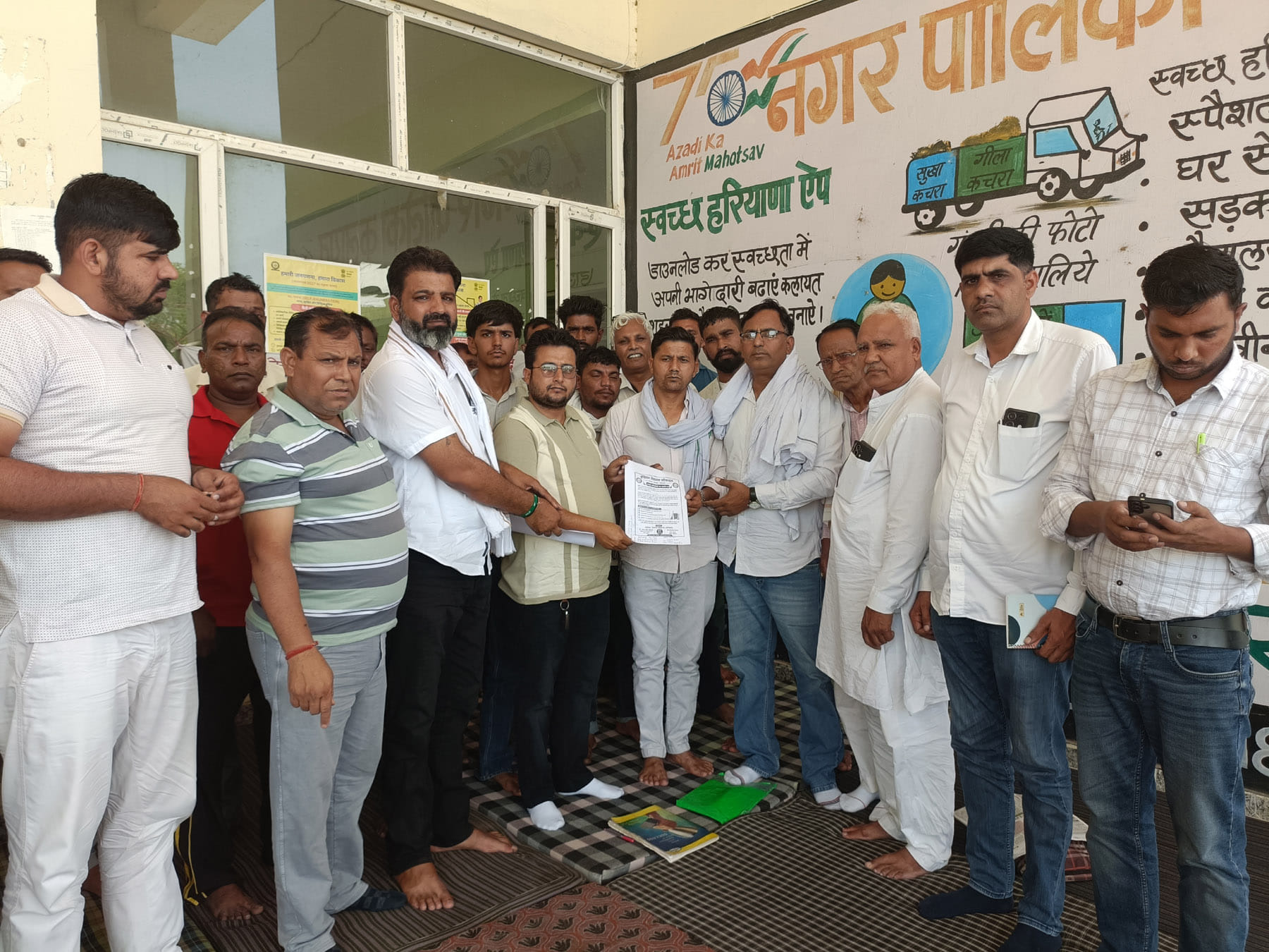 कलायत में सफाई कर्मचारियों को समर्थन देते इनेलो पदाधिकारी