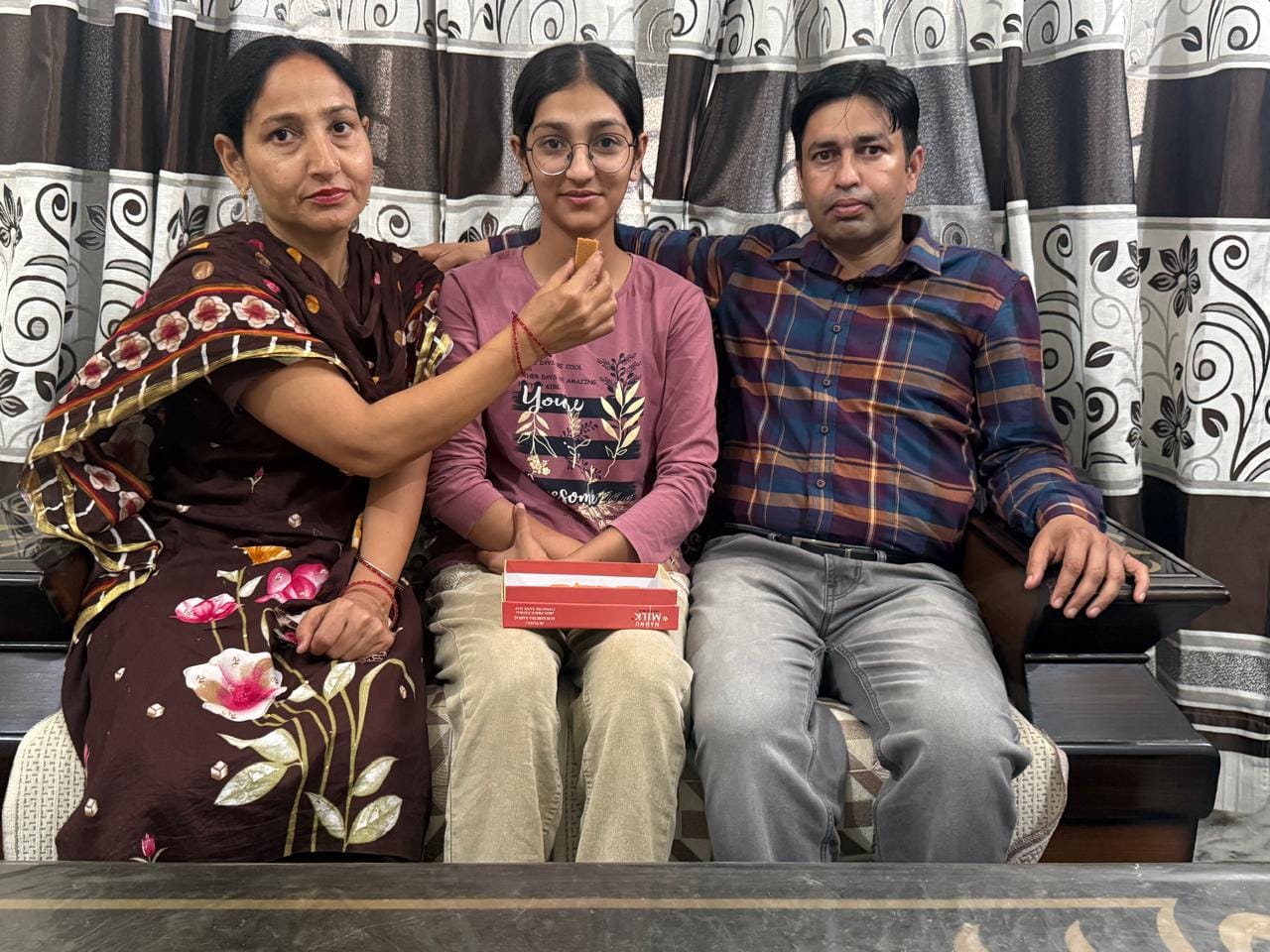 कुरुक्षेत्र। सीबीएसई के रिजल्ट के बाद खुशी मनाते छात्र। स्वयं