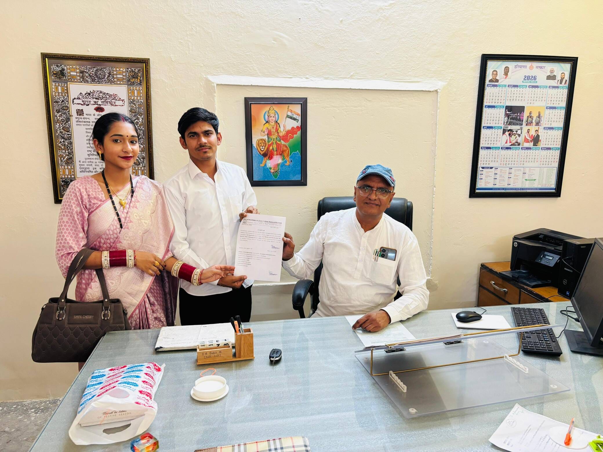 कार्यभार संभालते हंसराज शर्मा, साथ में प्राचार्य डॉ. रोहतास