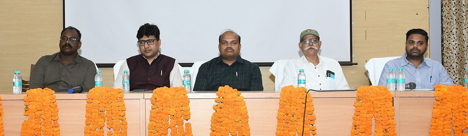 कार्यक्रम में शामिल वनकर्मी।