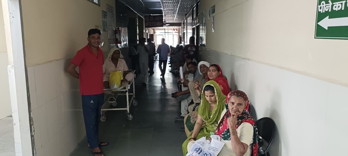 लाइट न आने से बंद पड़ी लैब में मशीन। संवाद लाइट न आने से बंद पड़ी लैब में मशीन। संवाद