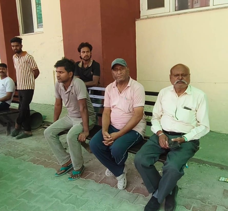 मां सुषमा के साथ निखिल। परिजन