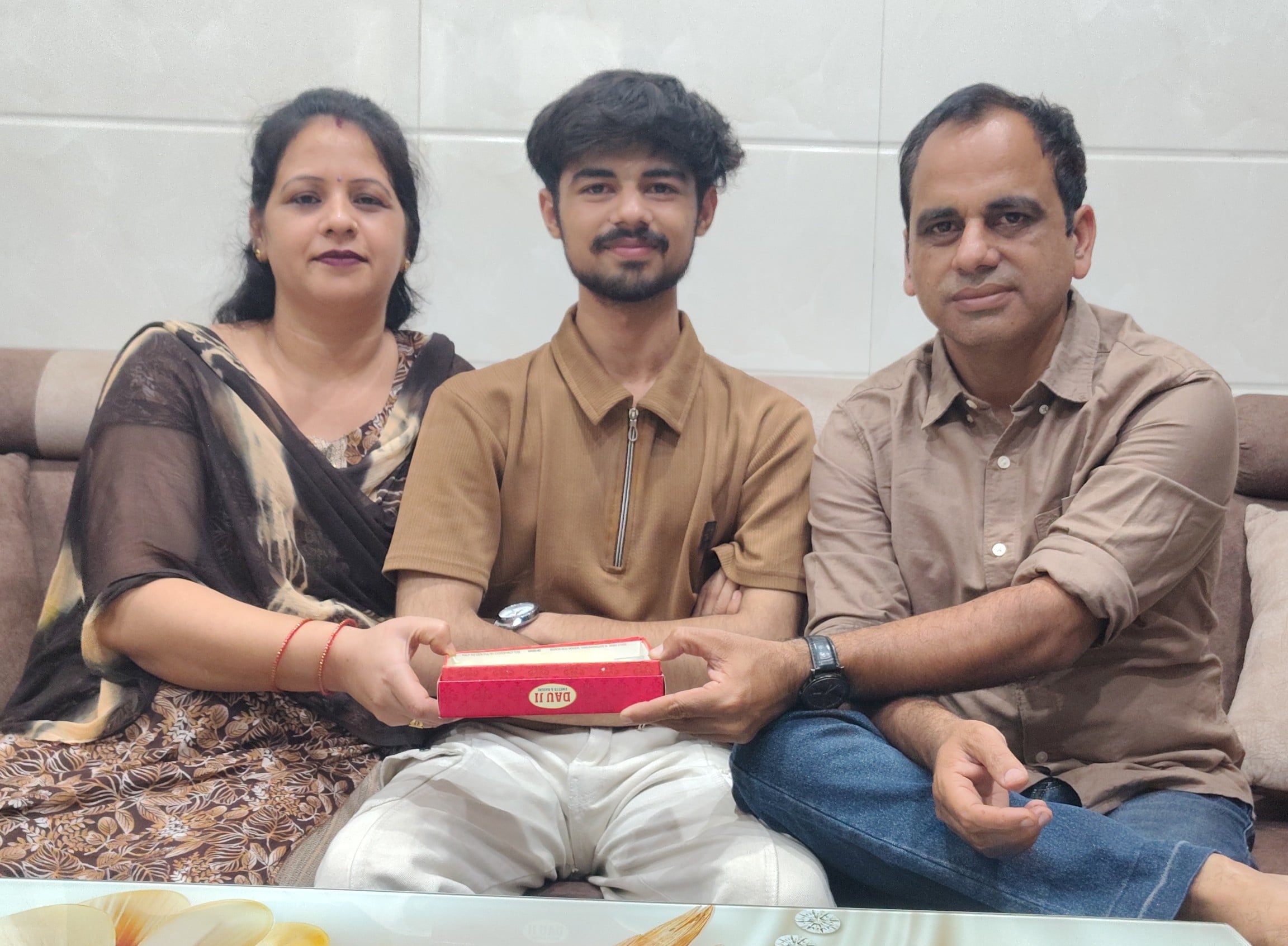 मेधावी छात्रा मन्नत को सम्मानित करता एमडीवीएम पब्लिक स्कूल हाफिजपुर का स्टाफ। स्वयं मेधावी छात्रा मन्नत को सम्मानित करता एमडीवीएम पब्लिक स्कूल हाफिजपुर का स्टाफ। स्वयं