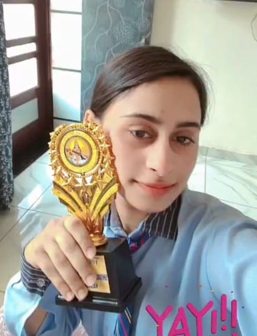 मेधावी छात्रा मन्नत को सम्मानित करता एमडीवीएम पब्लिक स्कूल हाफिजपुर का स्टाफ। स्वयं मेधावी छात्रा मन्नत को सम्मानित करता एमडीवीएम पब्लिक स्कूल हाफिजपुर का स्टाफ। स्वयं
