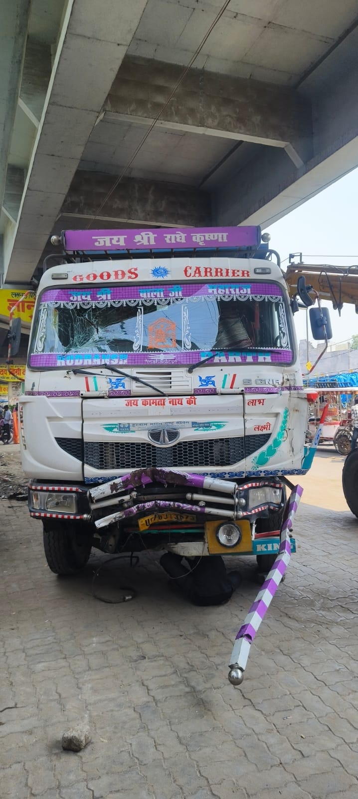 मड़ियांव में सीतापुर रोड स्थित चंद्रा हॉस्पिटल के पास हुए हादसे की तस्वीरें। मड़ियांव में सीतापुर रोड स्थित चंद्रा हॉस्पिटल के पास हुए हादसे की तस्वीरें।