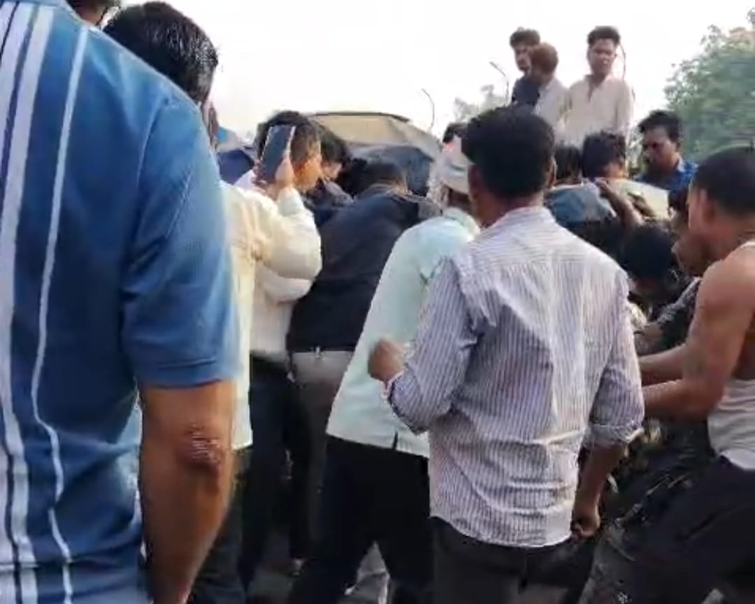 मड़ियांव में सीतापुर रोड स्थित चंद्रा हॉस्पिटल के पास हुए हादसे की तस्वीरें। मड़ियांव में सीतापुर रोड स्थित चंद्रा हॉस्पिटल के पास हुए हादसे की तस्वीरें।