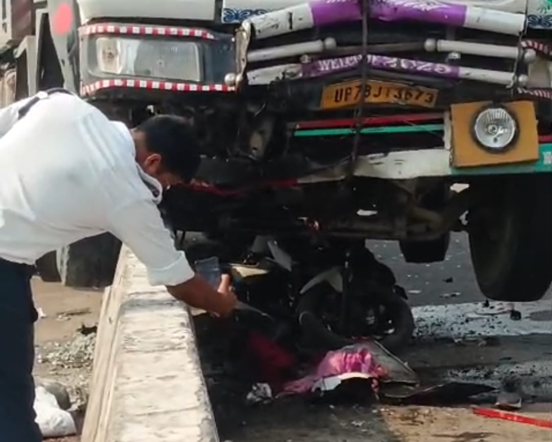 मड़ियांव में सीतापुर रोड स्थित चंद्रा हॉस्पिटल के पास हुए हादसे की तस्वीरें। मड़ियांव में सीतापुर रोड स्थित चंद्रा हॉस्पिटल के पास हुए हादसे की तस्वीरें।