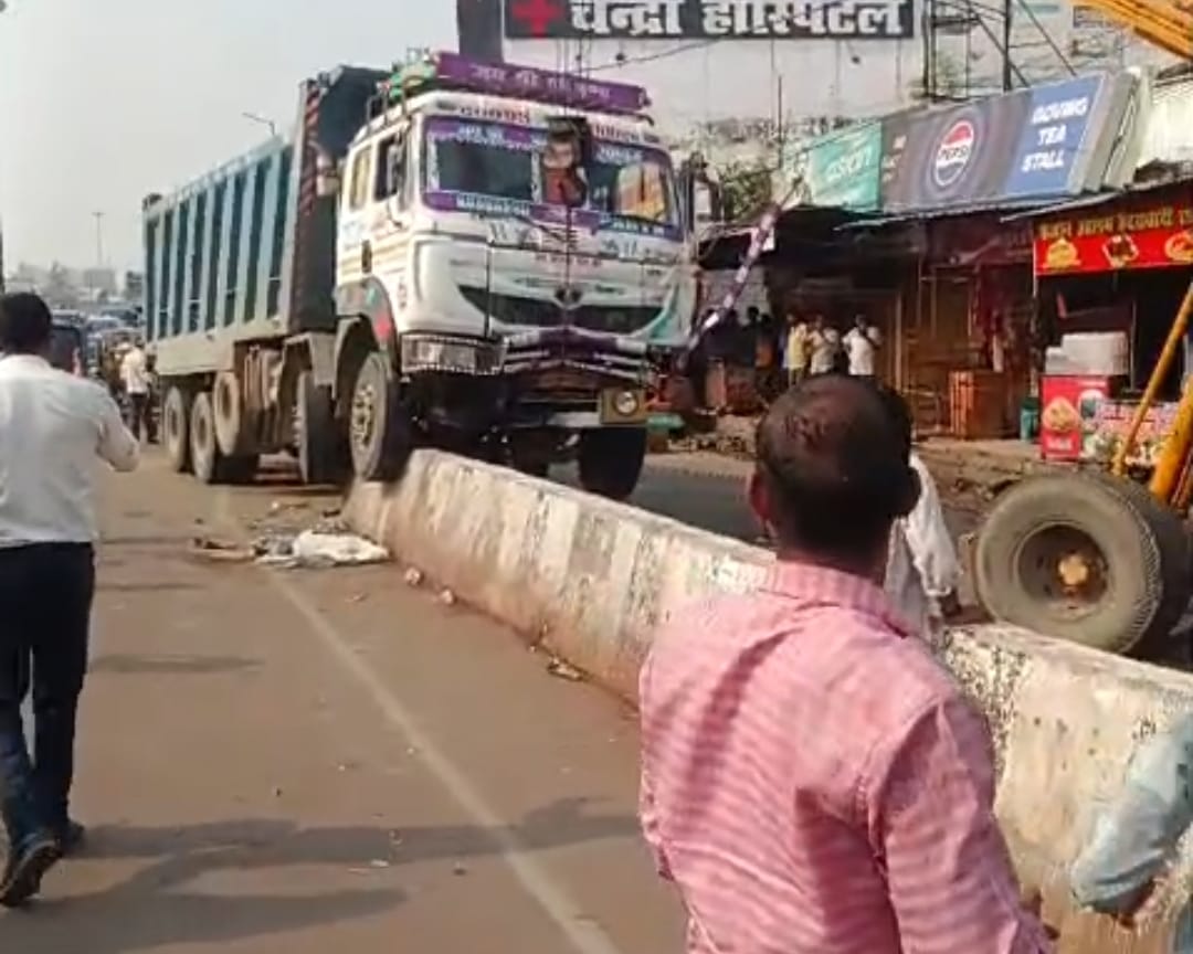 मड़ियांव में सीतापुर रोड स्थित चंद्रा हॉस्पिटल के पास हुए हादसे की तस्वीरें। मड़ियांव में सीतापुर रोड स्थित चंद्रा हॉस्पिटल के पास हुए हादसे की तस्वीरें।