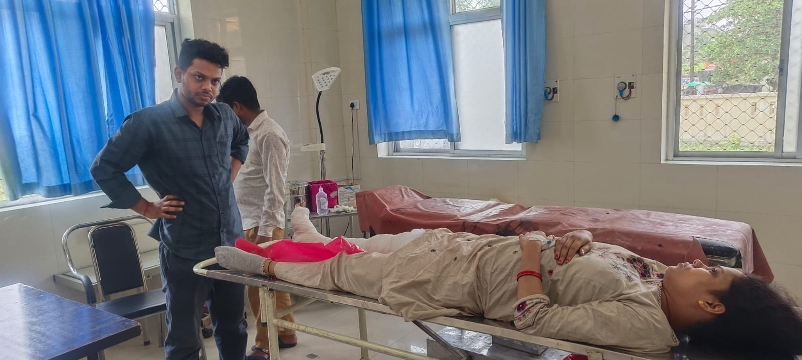 मड़ियांव में सीतापुर रोड स्थित चंद्रा हॉस्पिटल के पास हुए हादसे की तस्वीरें। मड़ियांव में सीतापुर रोड स्थित चंद्रा हॉस्पिटल के पास हुए हादसे की तस्वीरें।