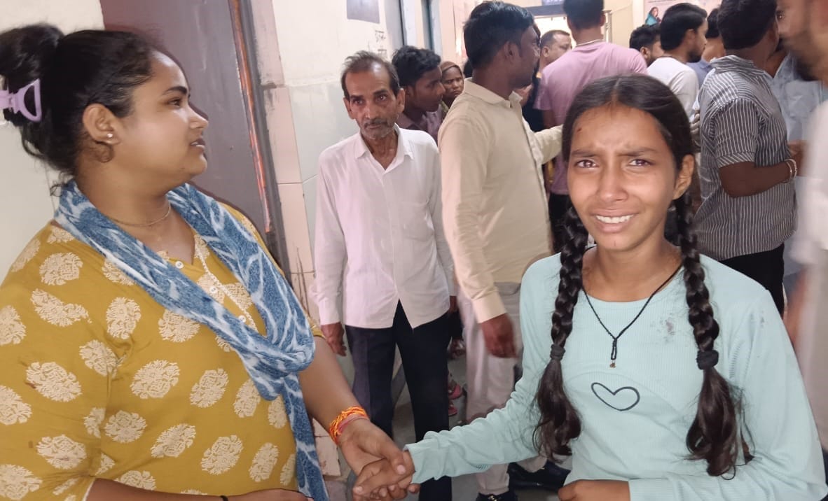 निगोही में हुए हादसे में पलटी स्कूली बस। संवाद